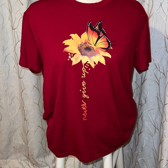 🛍️No tags. Size medium. Never Give Up butterfly and sunflower t-shirt - Picture 1 of 3